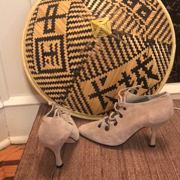 Hot Foot. Brand New. Sz 6B.  Tan Suede Pumps. - Picture 3 of 3